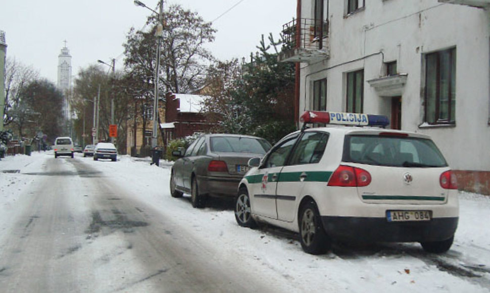 Pirmas sniegas Kaune pridarė rūpesčių BMW visureigio vairuotojui. Automobilis P.Višinskio gatvėje rėžėsi į namo sieną