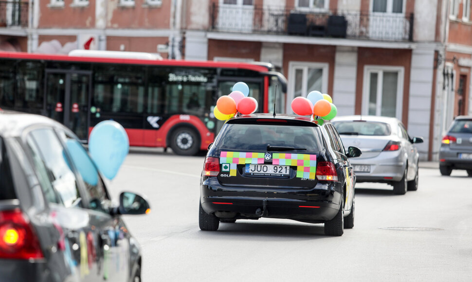 Abiturientai švenčia paskutinio skambučio dieną