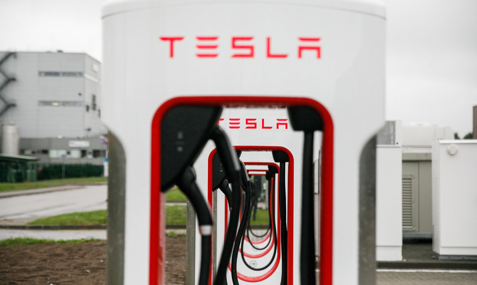 „Tesla supercharger“ krovimo stotelė Kaune