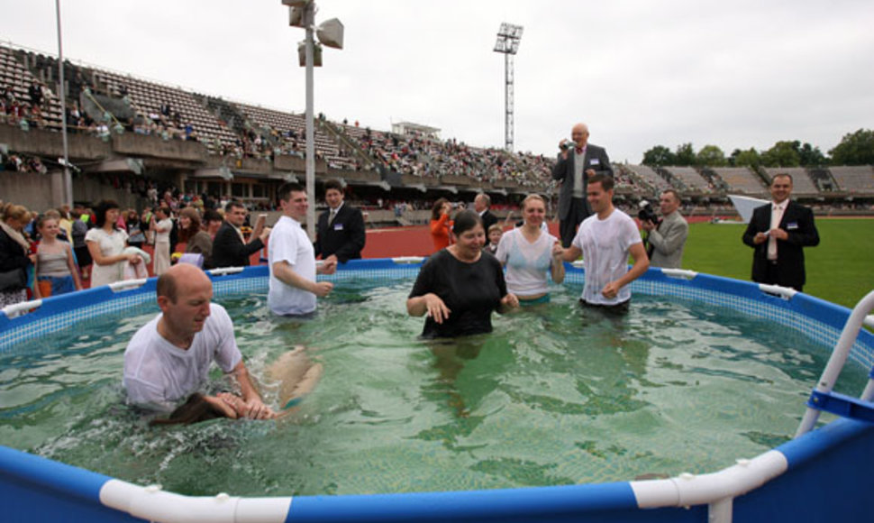 Jehovos liudytojais norintys tapti žmonės krikštijami ne apšlakstant vandeniu, bet akimirkai panardinami vandenyje.