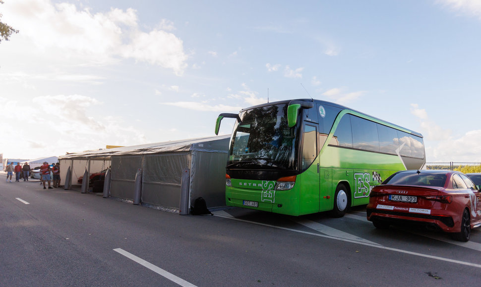 Gyvenamieji lenktynininkų autobusai