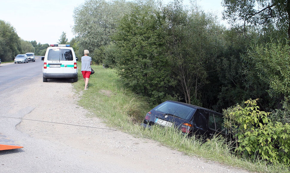 „Volkswagen Golf“ nuslydo nuo kelio