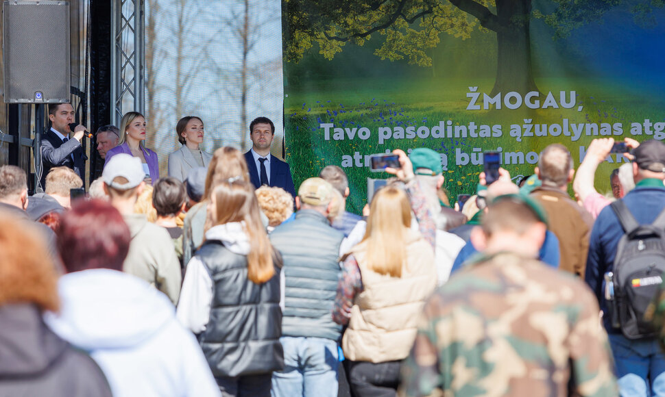 Ąžuolų sodinimo akimirkos