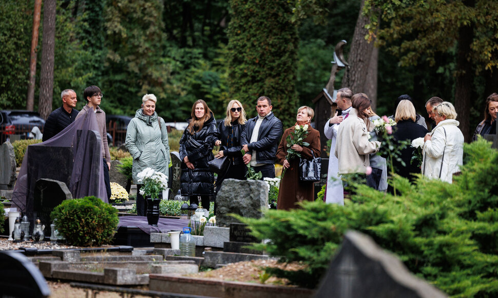 Karmėlavos kapinėse atidentas paminklas Agnei Jagelavičiūtei