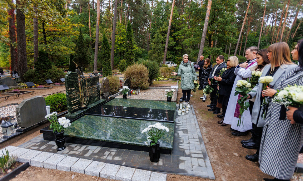 Karmėlavos kapinėse atidentas paminklas Agnei Jagelavičiūtei