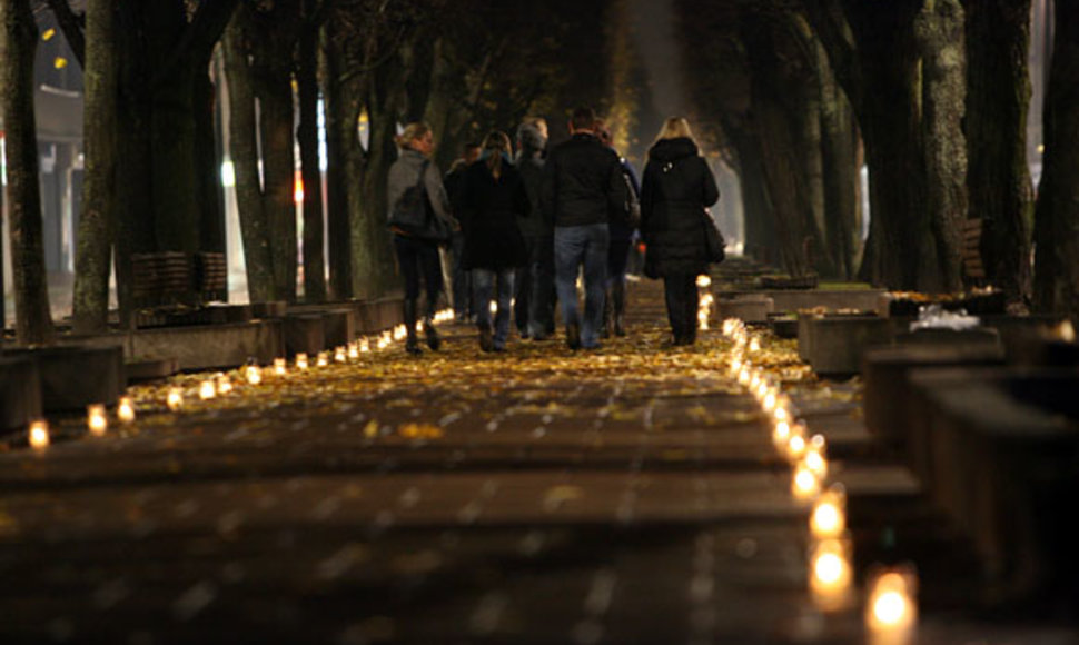 Kauno Senamiestyje ir Laisvės alėjoje įsižiebė tūkstančiai žvakelių.
