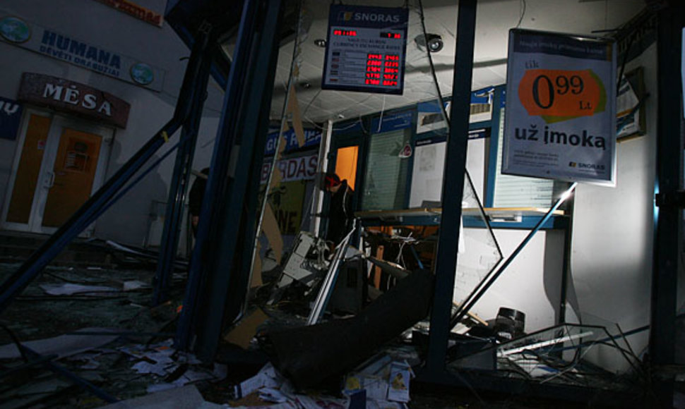 Banko „Snoras“ kioskelyje nugriaudėjęs sprogimas statinį smarkiai apgadino: išdužo langai, subyrėjo vidinės pertvaros. Nuolaužas sprogimo banga išmėtė 20 metrų atstumu.