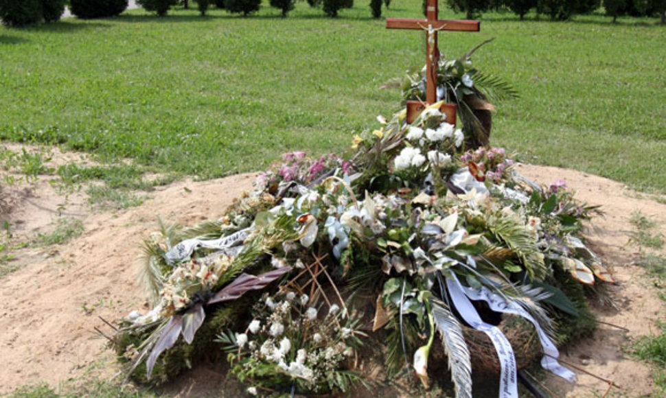 A.Ūsas prieš kelias savaites buvo palaidotas šiame kape. 