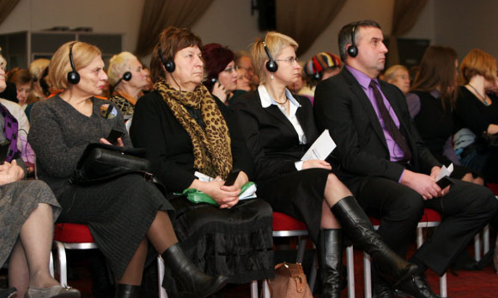 Konferencijoje pranešimų klausėsi velionio D.Kedžio artimieji: (iš kairės) Laima Kedienė, Neringa Venckienė ir Aidas Venckus