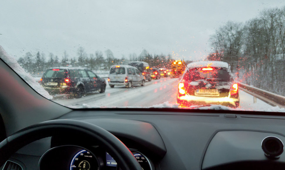 Žiemą ypač svarbu laikytis saugaus atstumo tarp transporto priemonių