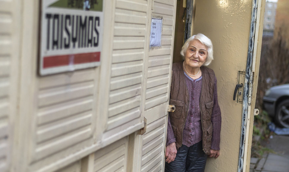 83 metų Eugenija pati išmoko taisyti batus ir dirba iki šiol