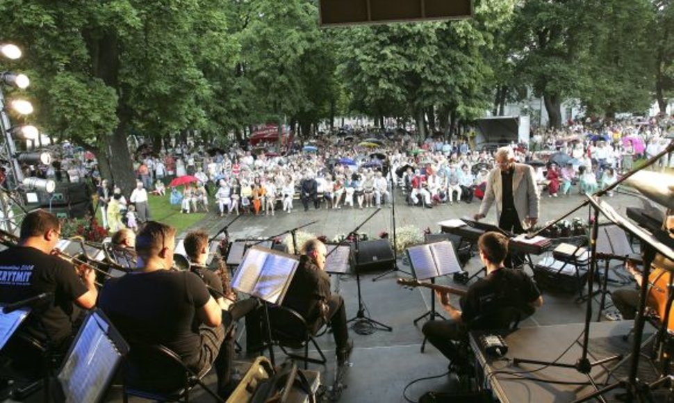 Festivalis "Operetė Kauno pilyje' 09" prasidėjo praėjusį savaitgalį koncertu Muzikinio teatro sodelyje. 