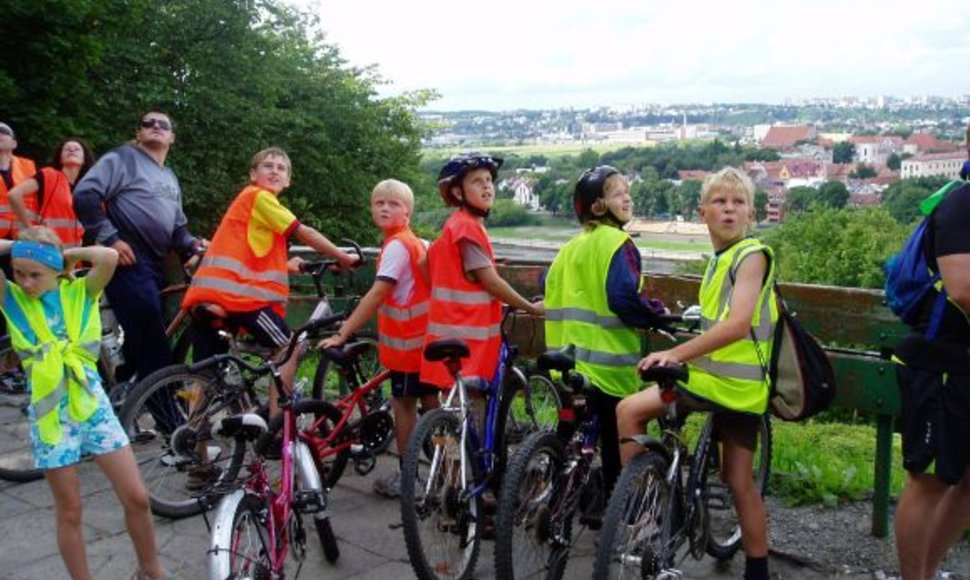 Pažintiniame žygyje dalyvauja įvairaus amžiaus dviratininkai: nuo vaikų iki senelių.