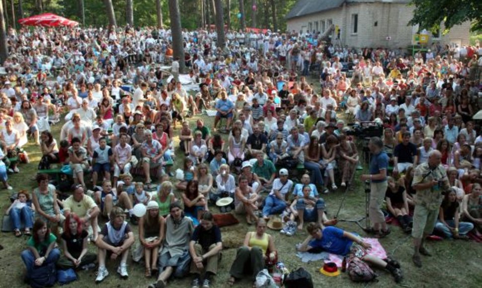 Kulautuvos Pušų amfiteatre įsikuriantis festivalis sutraukia minias dainuojamosios poezijos mylėtojų.