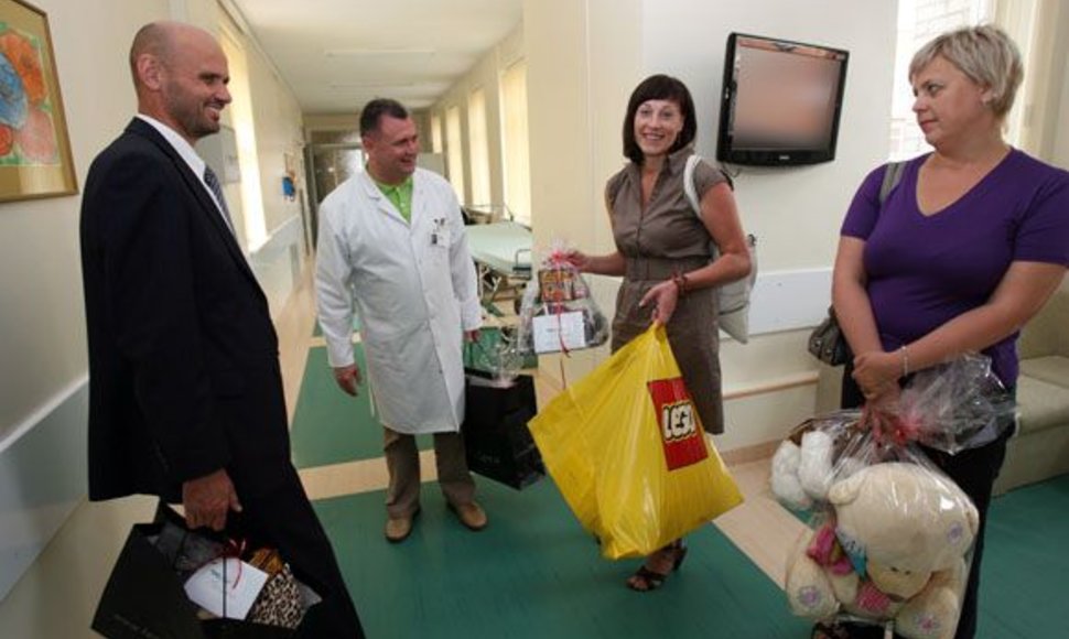 Vasarą Kauno klinikose leidžiantiems ligoniukams fondo nariai atvežė jų prašytų žaislų, knygų.