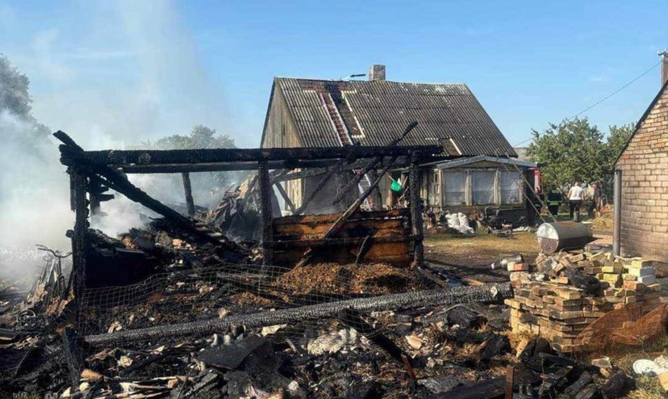 Po gaisro šeima neteko namų ir visko, kas buvo juose