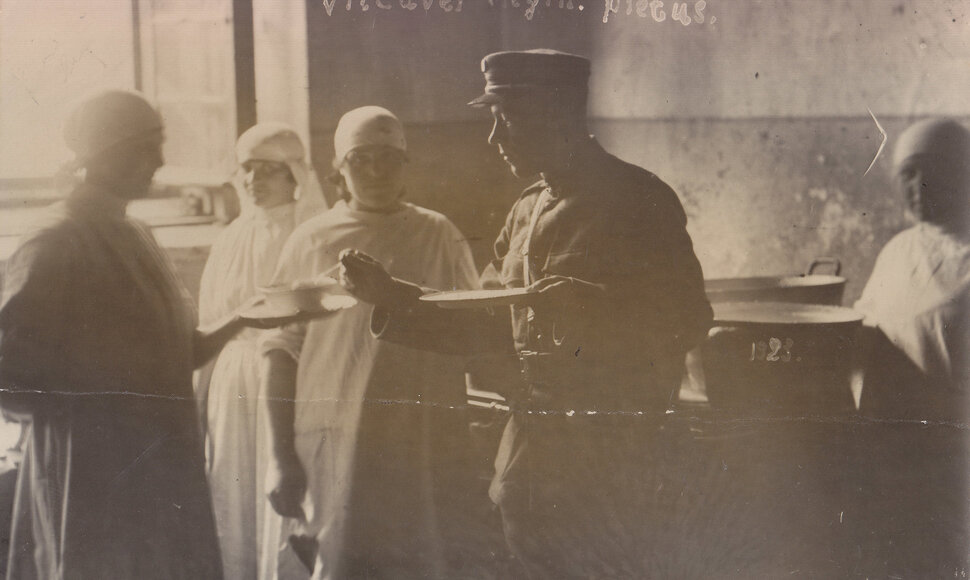 Lietuvos kariuomenės I-ojo Atskiro lazareto virtuvėje. Budintis karininkas ragauja pietus. Kaunas, apie 1920 m.