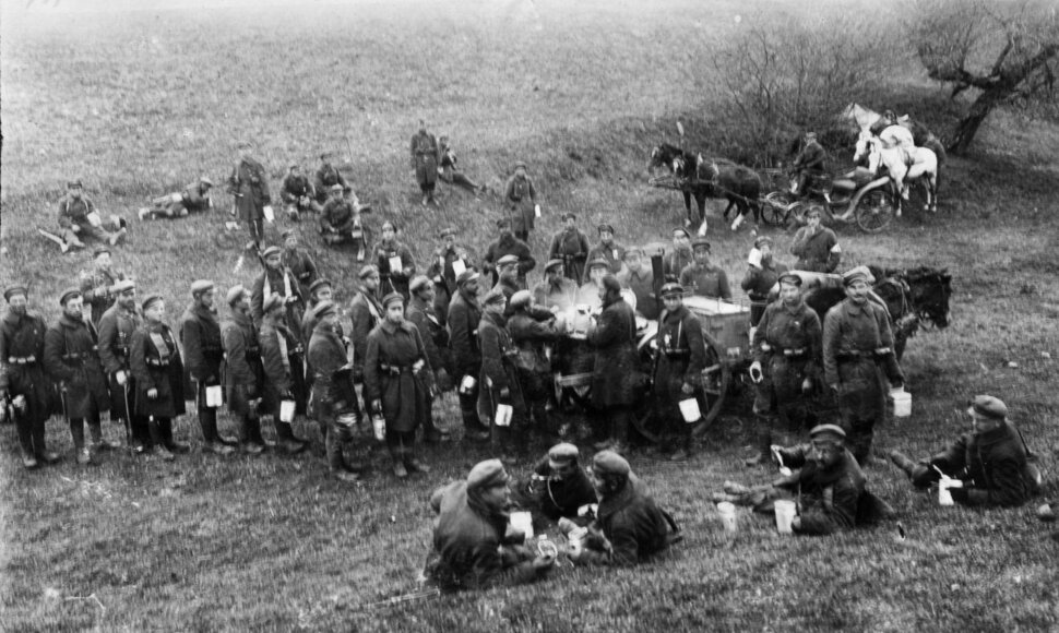 Lietuvos kariuomenės 3-ojo pėstininkų Lietuvos Didžiojo kunigaik&scaron;čio Vytauto pulko karių pietūs fronte su lenkais prie Vievio, 1920 m.