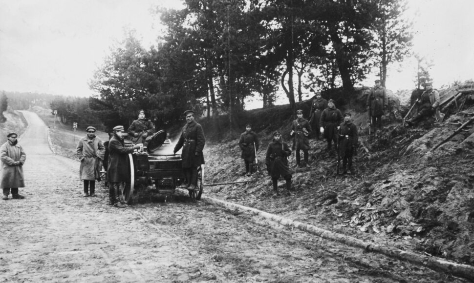 Lietuvos kariuomenės 5-ojo pėstininkų Lietuvos Didžiojo kunigaik&scaron;čio Kęstučio pulko kariai aprūpinami maistu lauko virtuvėje lenkų fronte, 1920 m.