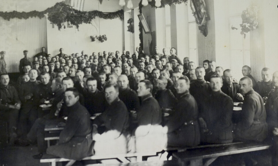 Karo mokyklos II laidos kariūnai valgykloje, 1919 m. 