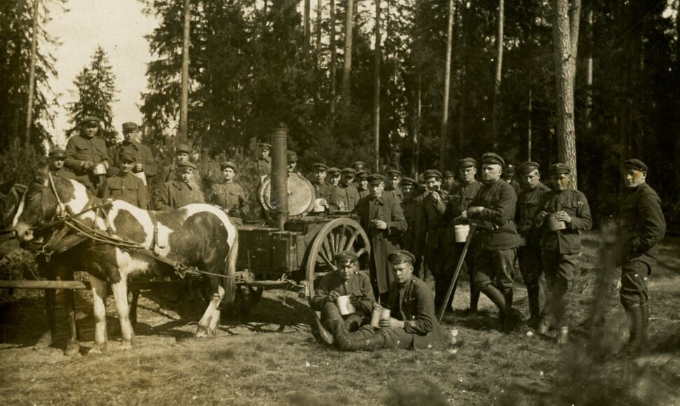 Lietuvos kariuomenės Inžinerinės kuopos būrio pietūs Prienų mi&scaron;ke, 1920 m.