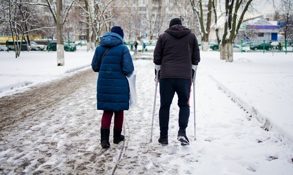 Vyresnio amžiaus žmonėms patariama pasirinkti pagalbines priemones, padėsiančias išvengti traumų žiemą