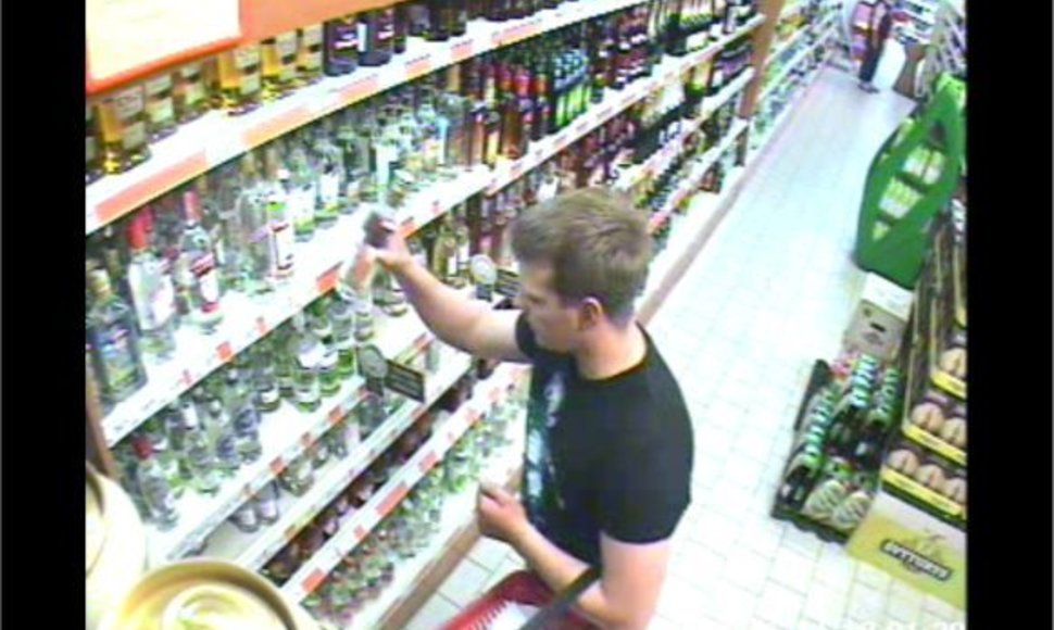 Iš prekybos centro su įvairiomis prekėmis pabėgusį vyrą užfiksavo prekybos centre sumontuotos vaizdo kameros (nuotr.)