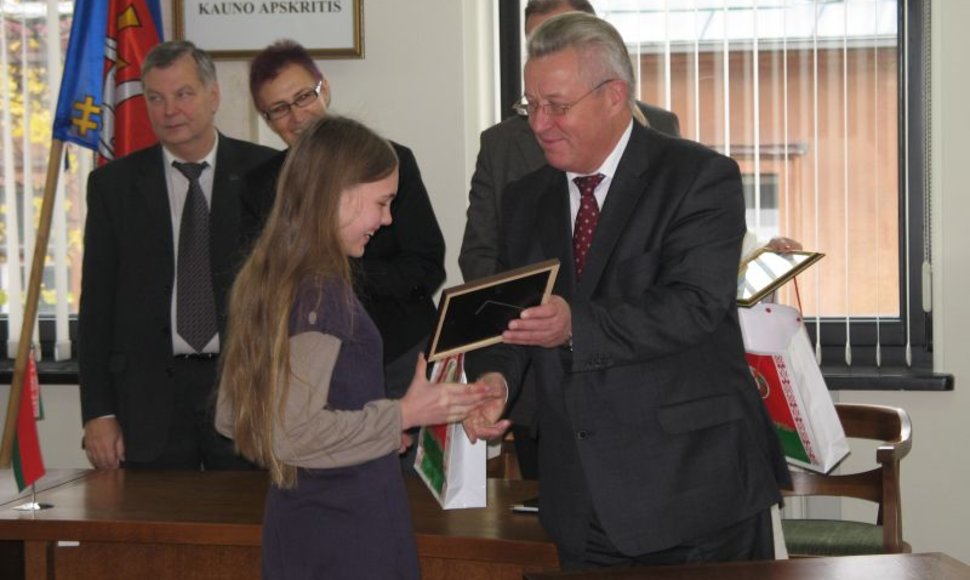 Baltarusijos ambasadorius Lietuvoje asmeniškai pasveikino jaunuosius dailininkus