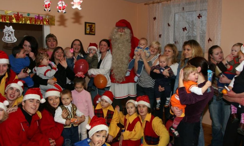 Tikrasis Kalėdų Senelis savo kelionių metu lanko įvairias įstaigas, taip pat ir vaikų ligonines, globos namus