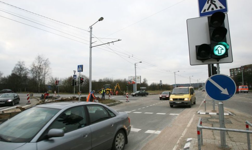 Raudondvario plento ir Č.Radzinausko tilto transporto mazgo sankryžoje įrengti šviesoforus buvo nuspręsta prieš daugiau nei metus. Tačiau jie pastatyti tik lapkritį.