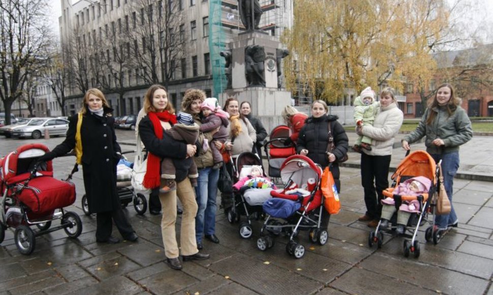 Mamos protestuoja prie Kauno miesto savivaldybės