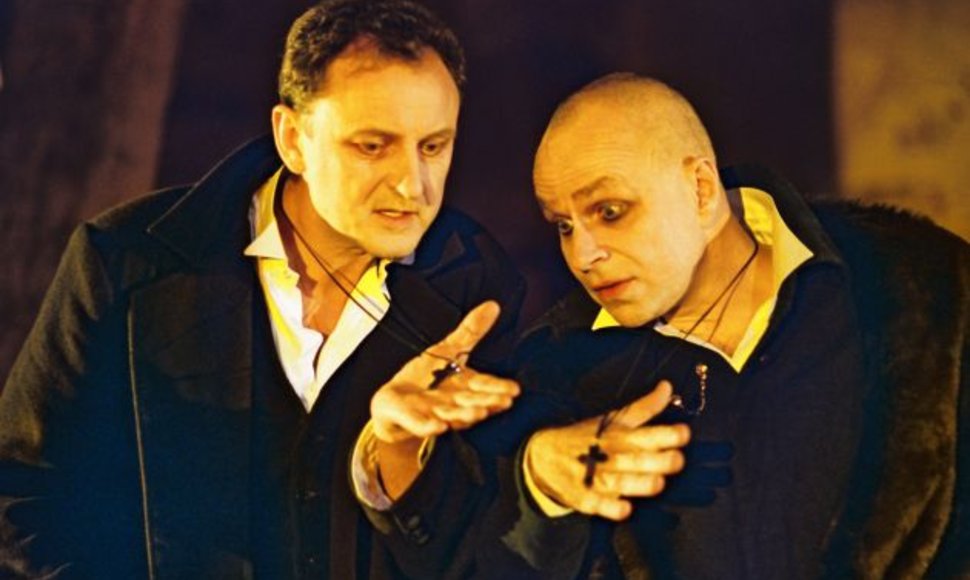 P.Venslovas (kairėje) spektaklyje "Idioto mišios"