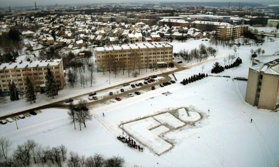 KTU studentų užra&scaron;as i&scaron; sniego