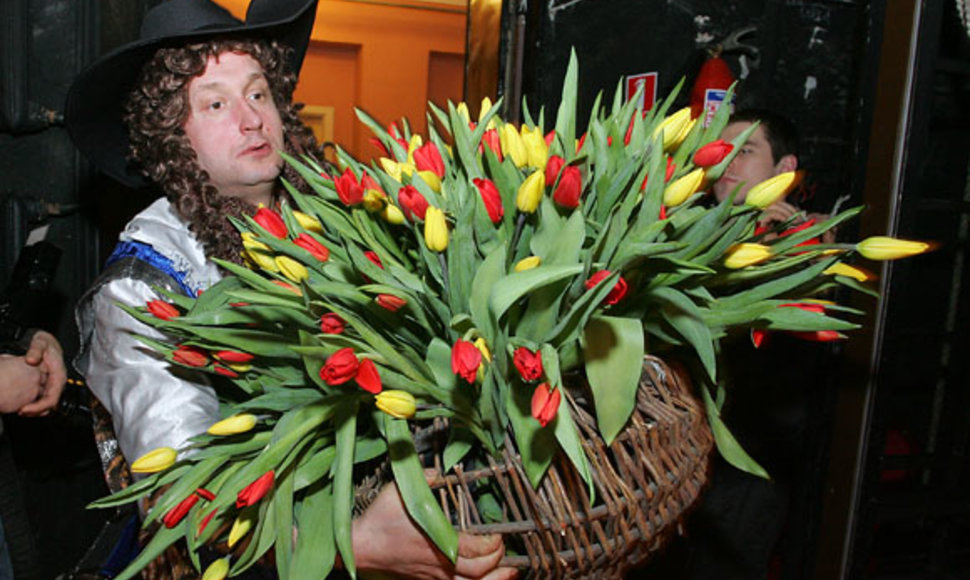 Konferencijos dalyvėms ir žiūrovėms floristas Modestas Vasiliauskas padovanojo specialų gėlių kūrinį