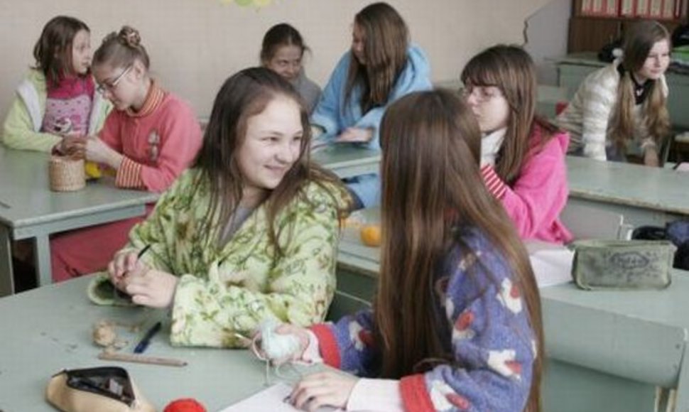 Kauno Juozo Grušo vidurinės mokyklos moksleiviai su chalatais šeštadienį paminėjo Tarptautinę miego dieną