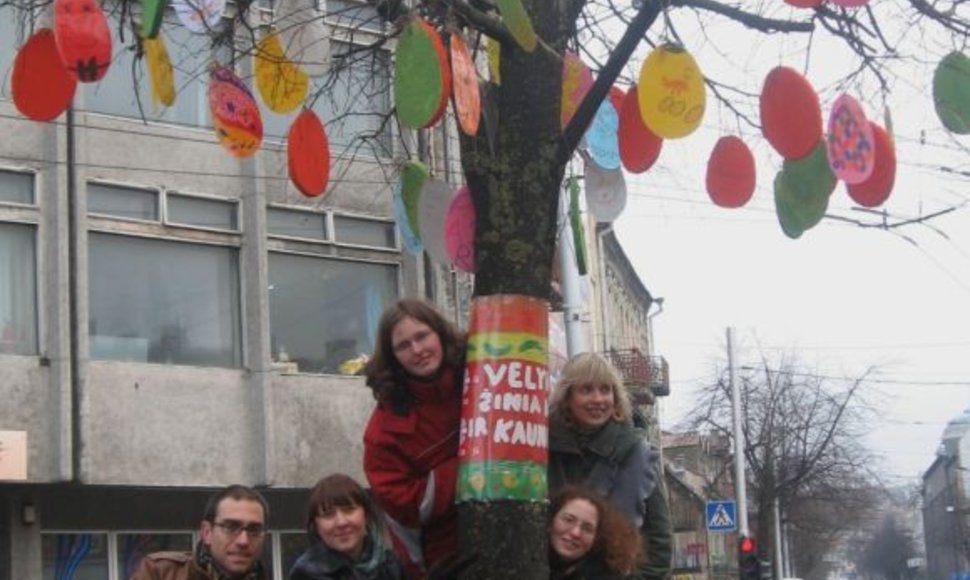 Margučiai ant medžių ir juos gaminę Caritas atstovai