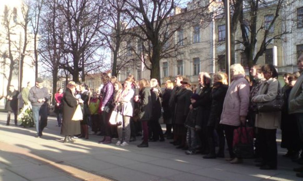 Daugiau nei 100 žmonių susirinko prie Kauno apygardos prokuratūros pagerbti D.Kedžio atminimo