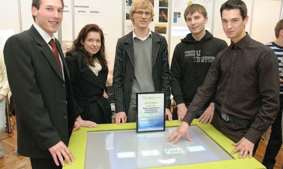 Rektoriaus prizas už mokomąjį internetinį strateginį žaidimą „Eko-miestas“ buvo įteiktas KTU Informatikos fakulteto studentams Mantui Kavaliauskui, Mantui Radvilai ir Arvydui Burduliui.