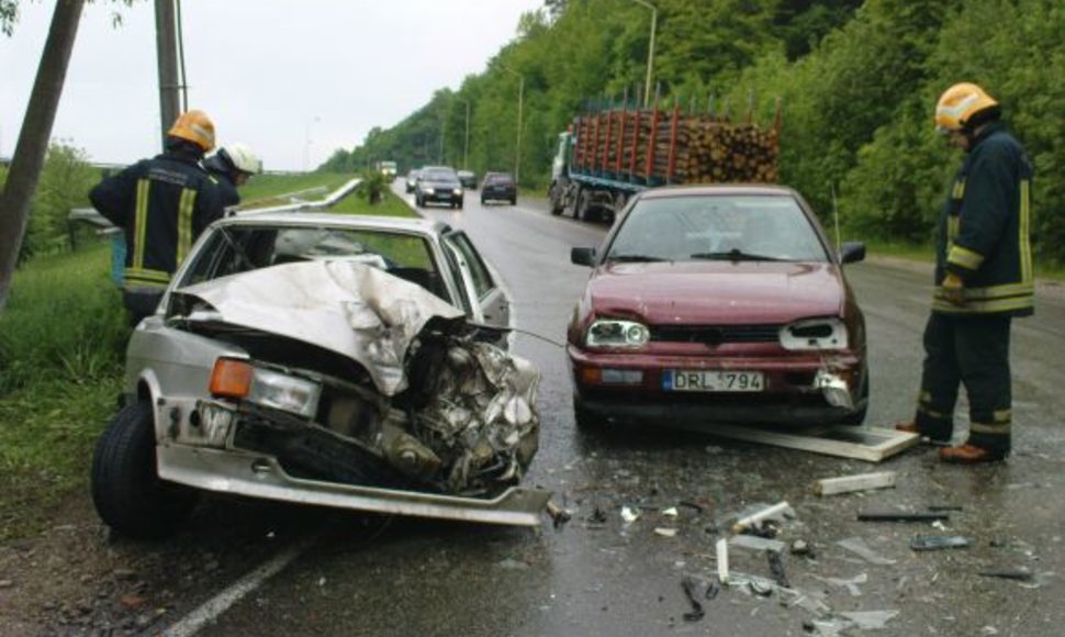 Avarija Kaune: automobilis trenkėsi į miškovežio priekabą. O į „Audi 80“ įvažiavo „VW Golf“.