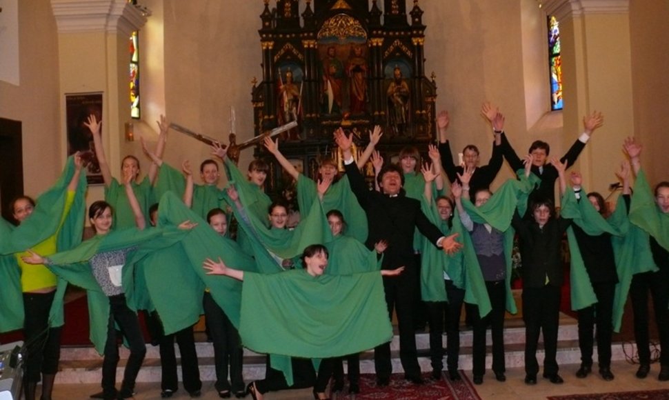 Kauno apskrities Juozo Naujalio muzikos gimnazijos jaunių choras „Cantica“, vadovaujamas Rolando Daugėlos