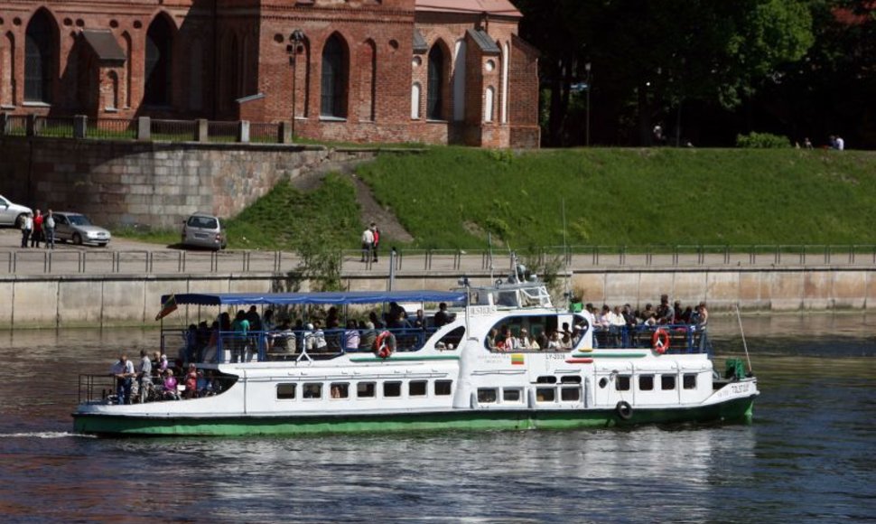 Sekmadienį į Kulautuvą išvykęs keleivių pilnas laivas iš senosios Nemuno krantinės Kaune sekmadieniais kursuos iki vasaros pabaigos. 