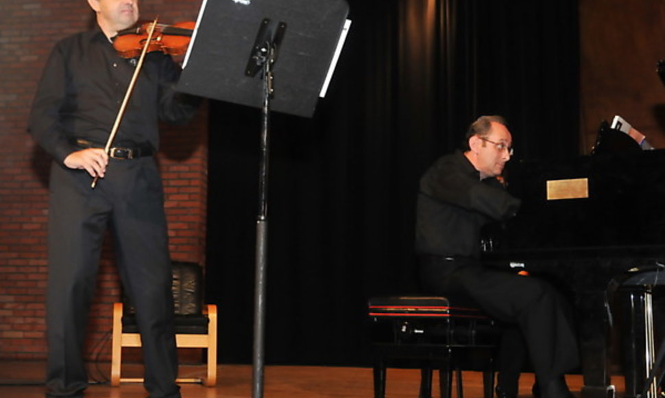 Smuikininkas Raimondas Butvila ir pianistas Zecharia Plavin.