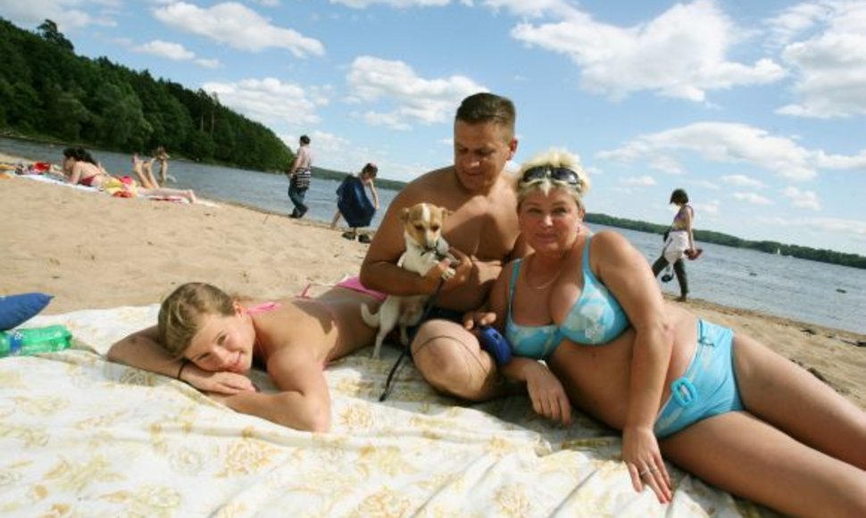 Kaunietė Svetlana kartu su šeimos nariais ir augintiniu dažniausiai poilsiauja viename iš Kauno marių paplūdimių. 