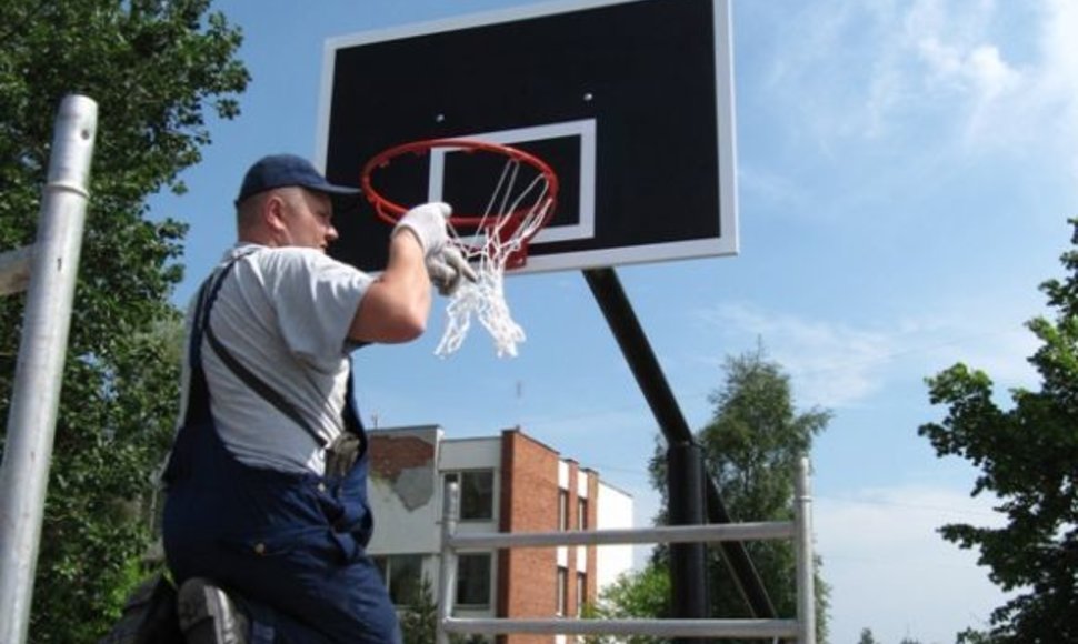 Kauno daugiabučių kiemuose keičiamos krepšinio lentos