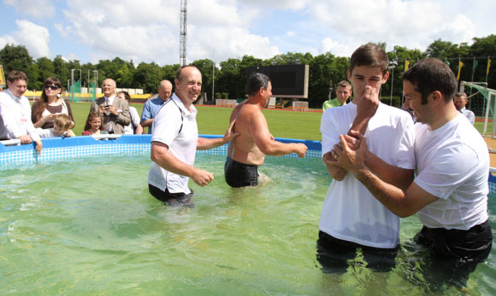 Naujų Jehovos liudytojų krikštijimas Kaune.