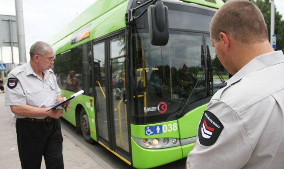Naujieji kontrolieriai darbą Kauno viešajame transporte pradėjo liepos 1-ąją.