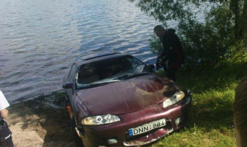 Iš Lampėdžių ežero ištraukta mašina