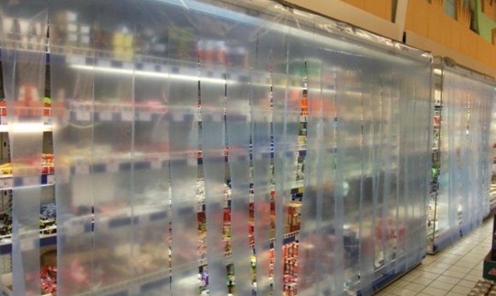 Ant šaldytuvų vitrinų uždėtos apsauginės užuolaidos neleidžia prasiskverbti šiltesniam prekybos salės orui
