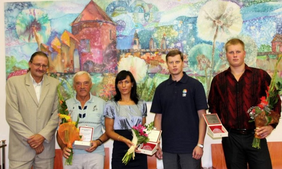 Disko metikas Andrius Gudžius ir iškluotoja Donata Vištartaitė buvo apdovanoti padėkomis. Jas gavo ir jaunųjų aukso medalininkų treneriai.