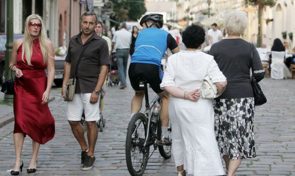 Kadangi senamiestyje dviračių takų žymėjimas nusitrynęs, kauniečiai ir atvykėliai dviratininkai priversti „nardyti“ tarp žmonių. 